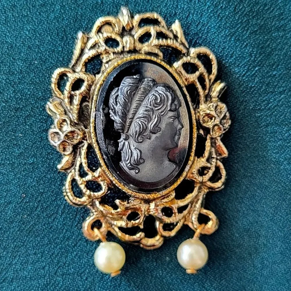 Vintage Cameo Brooch with Faux Pearls.